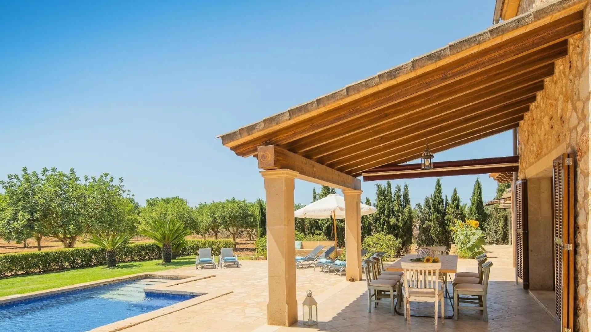 Luxurioese Finca Auf Zwei Etagen Mit Garten Sowie Pool Und Whirlpool Campos  Spain