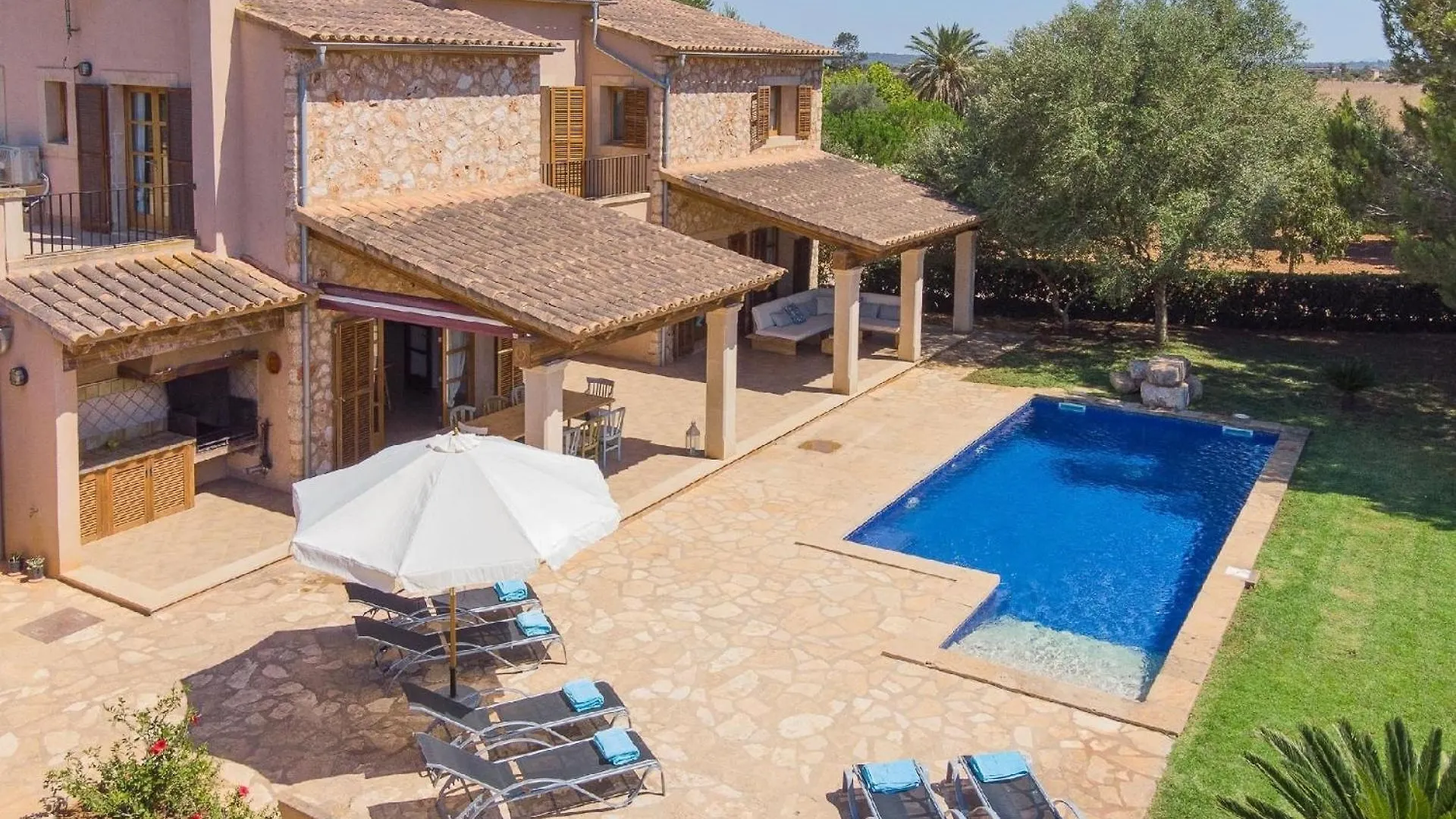 Luxurioese Finca Auf Zwei Etagen Mit Garten Sowie Pool Und Whirlpool Campos  Spain