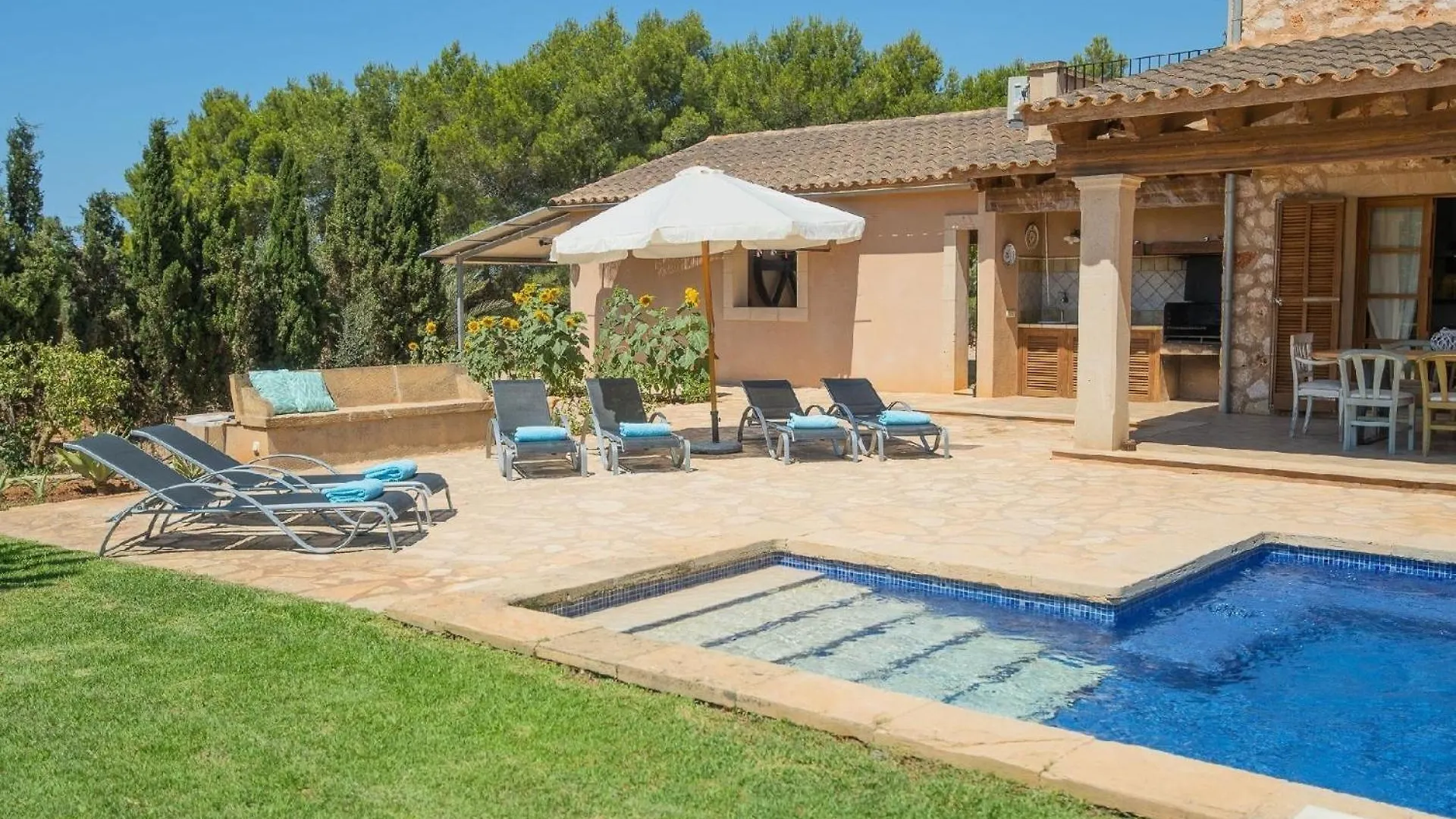 Luxurioese Finca Auf Zwei Etagen Mit Garten Sowie Pool Und Whirlpool Campos  Campos (Mallorca)